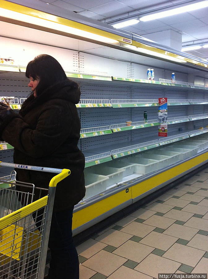 Больше всего поразили сегодня магазины. Такого я еще не видела. Просто пустые полки... Киев, Украина