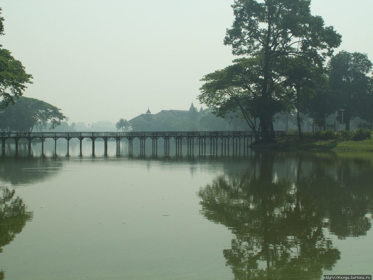 Озеро Kandawgyi Lake в Янгуне Янгон, Мьянма