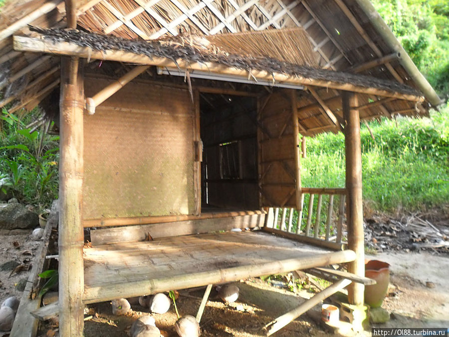 Приехали на Нуй бич. Попали случайно — решили повернуть по указателю с дороги. Дорога для квадрациклов исключительно, но мы ехали на байке. Страшновато и очень трясет — но оно того стоило!