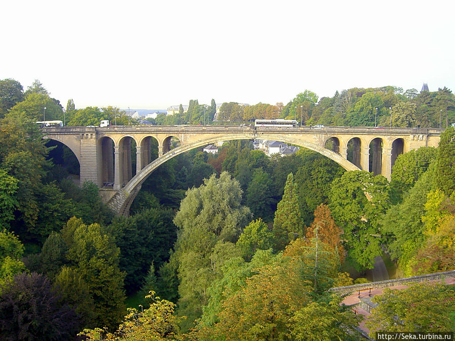 Мост Адольфа, построен в начале ХХ века. Его длина составляет 153 метра, высота — 42 метра Люксембург, Люксембург
