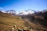 Между двумя снежниками — перевал Тхоронг Ла (5416 метров) — один из самых высокогорных перевалов в мире