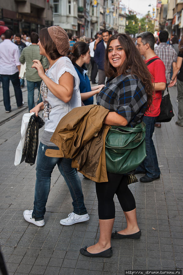 В чем ходить в стамбуле. Турчанки на улицах Стамбула. Турецкие женщины на улице. Турция люди на улице. Турецкие женщины на улице Стамбула.