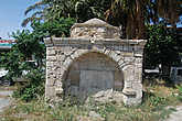 Бывший венецианский фонтан возле мечети Тузла, Ларнака