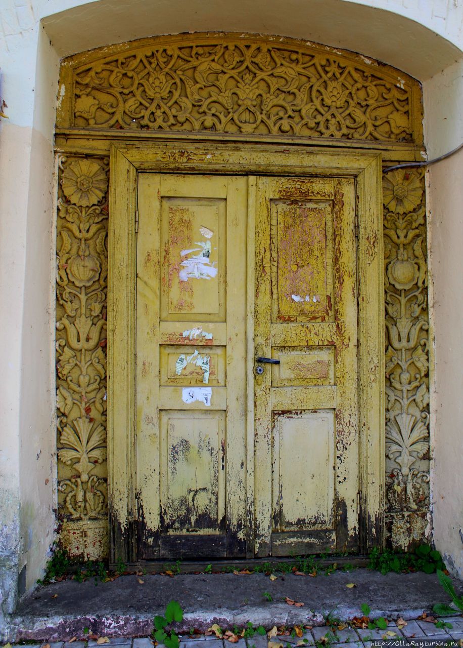 резной терем русского зодчества интерьер. старинные русские двери. деревянные двери в стиле модерн. терем талашкино интерьер. сказочная дверь в стиле модерн.