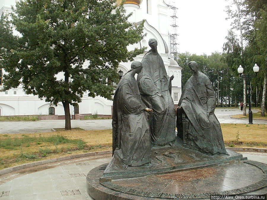 Скульптурная композиция Троица  установлена в 1995 году на месте алтарной части взорванного большевиками собора. Ярославль, Россия