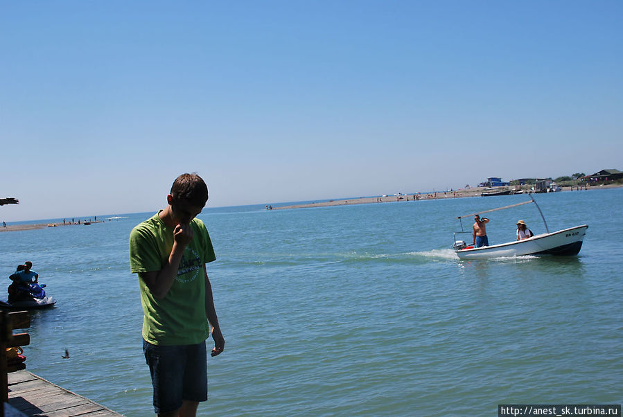 Река Адабаян впадает в Средиземное море.