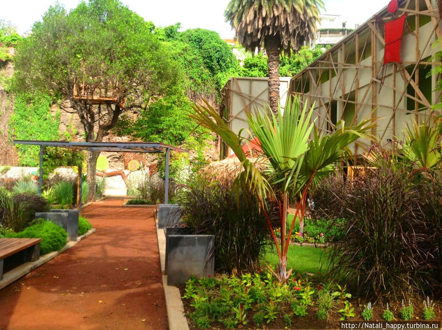 В школьном дворе Сен-Дени, Реюньон