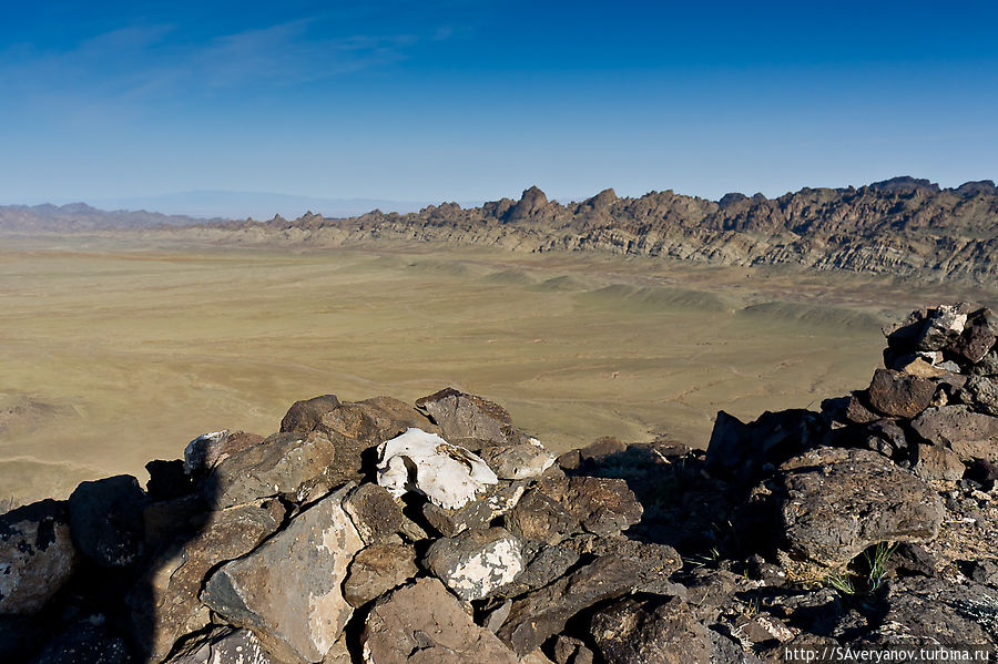 Вид на лавовые поля с вулкана Нойон Южно-Гобийский аймак, Монголия
