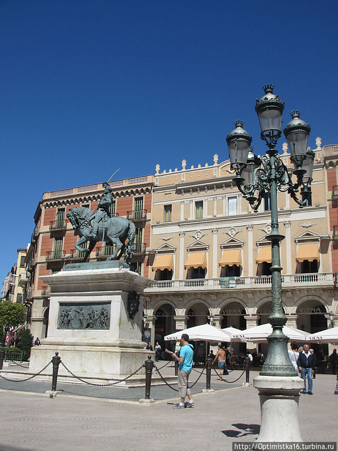 На площади Генерала Прима (Plaça del Prim) у монумента Приму Реус, Испания