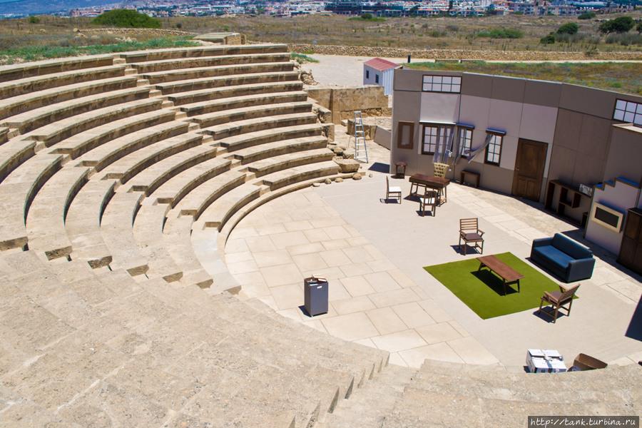 Одеон- древний театр, так же как и мозаики, был обнаружен относительно недавно, в 70-х годах. Одеон прилично отреставрирован, в нем и сегодня показывают театральные постановки, к одной из них и готовились рабочие, устанавливая на сцене декорации. Пафос, Кипр