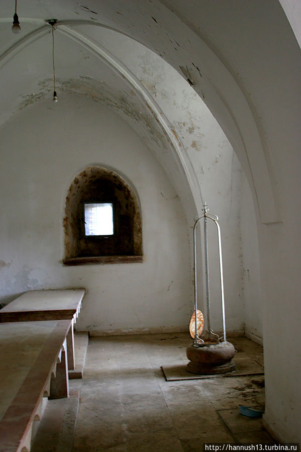 любопытно, что в столе сделаны выемки для ног