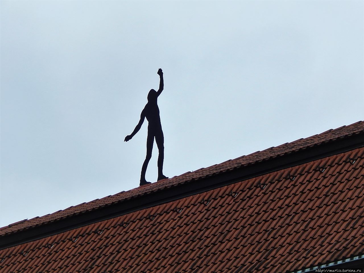 Фигура Балансирующий во времени Хубертуса фон Гортза на крыше Выставочного комплекса Матильденхёе Дармштадт, Германия