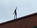 Фигура Балансирующий во времени Хубертуса фон Гортза на крыше Выставочного комплекса Матильденхёе