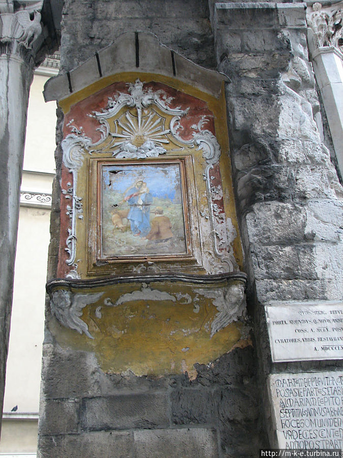 Икона под аркой ворот Генуя, Италия