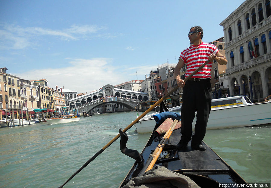 Гондола на Большом Канале. На дальнем плане мост Риалто. Венеция, Италия
