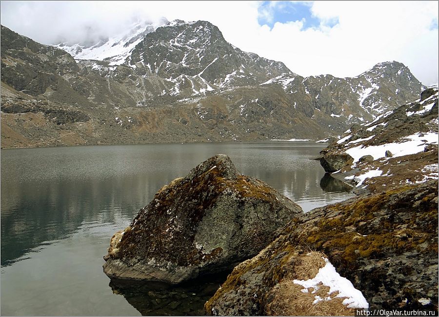 Постоянно менялся и цвет воды, то она светилась голубоватыми красками, то становилась зеленой