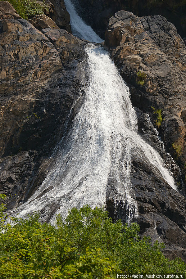 На территории Бхагван Махавир находится 310-метровый водопад Дудхсагар – крупнейший в Индии. Штат Гоа, Индия