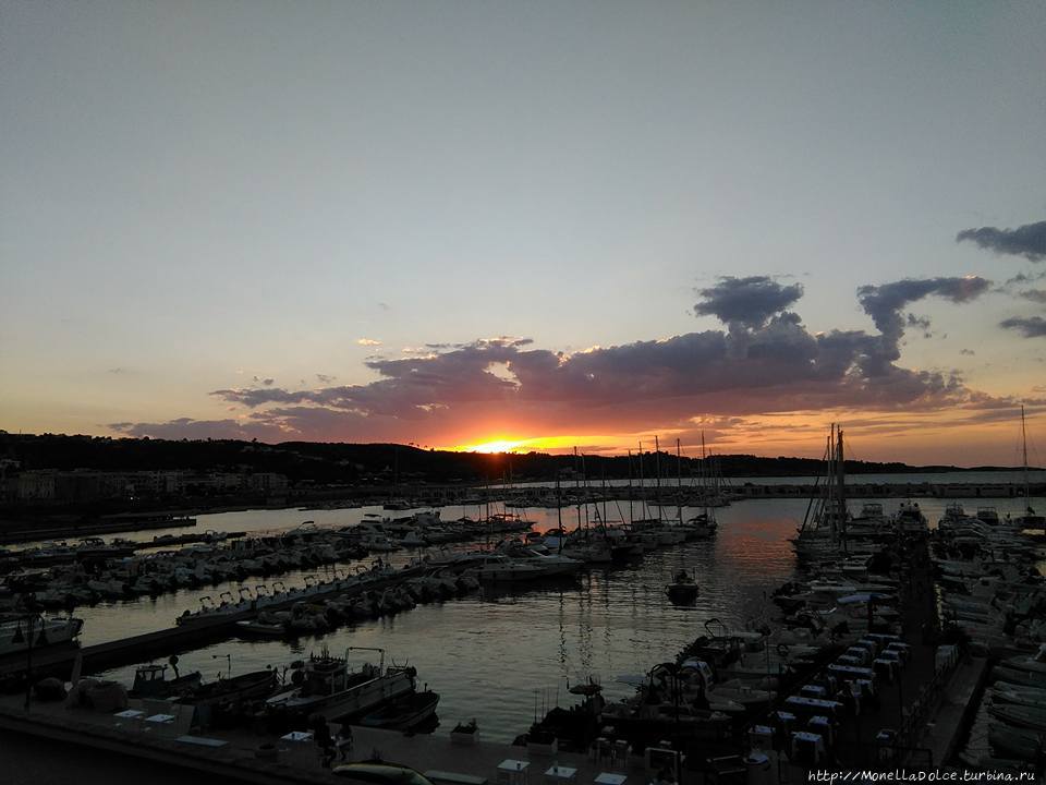 Порт ди Виэстэ ранним утром Виесте, Италия
