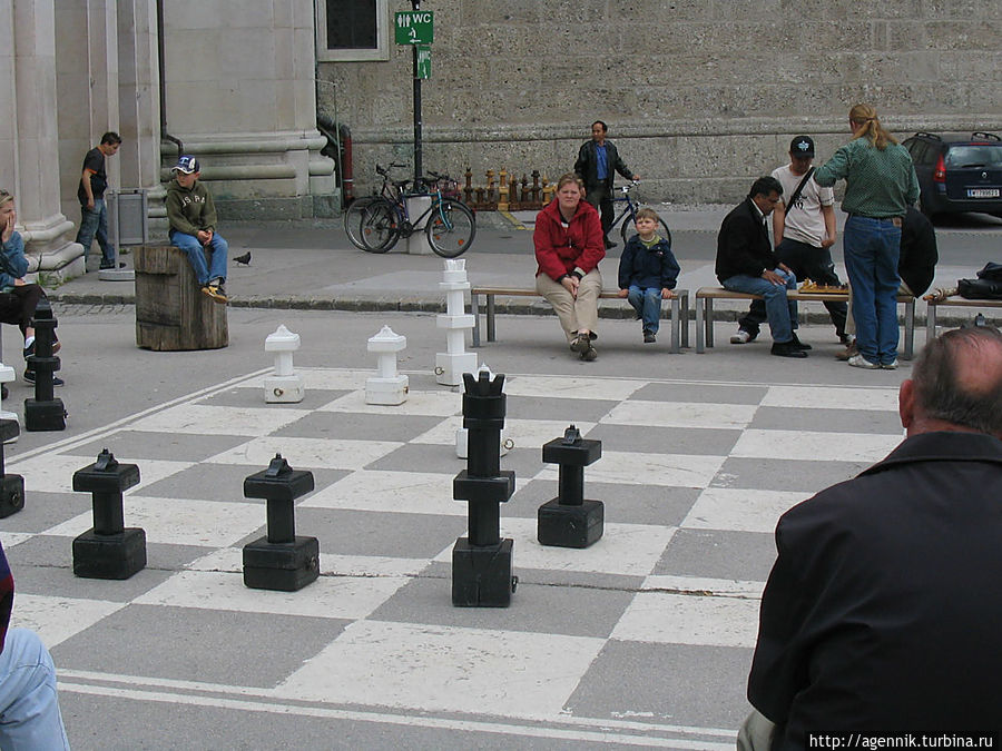 Шахматы перед собором Зальцбург, Австрия