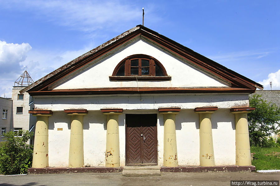 Один из флигелей украшен маленькими колонками.