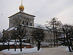Трапезный храм (1686–1692) сооружён по повелению царей-братьев Иоанна V и Петра I Алексеевичей