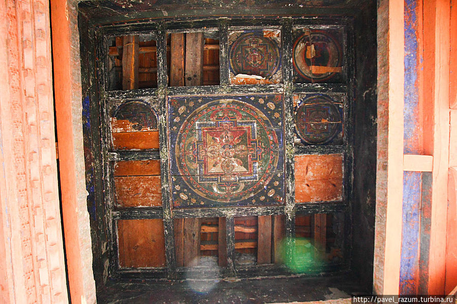 Потолок древней буддийской ступы, Непал Джомсом, Непал