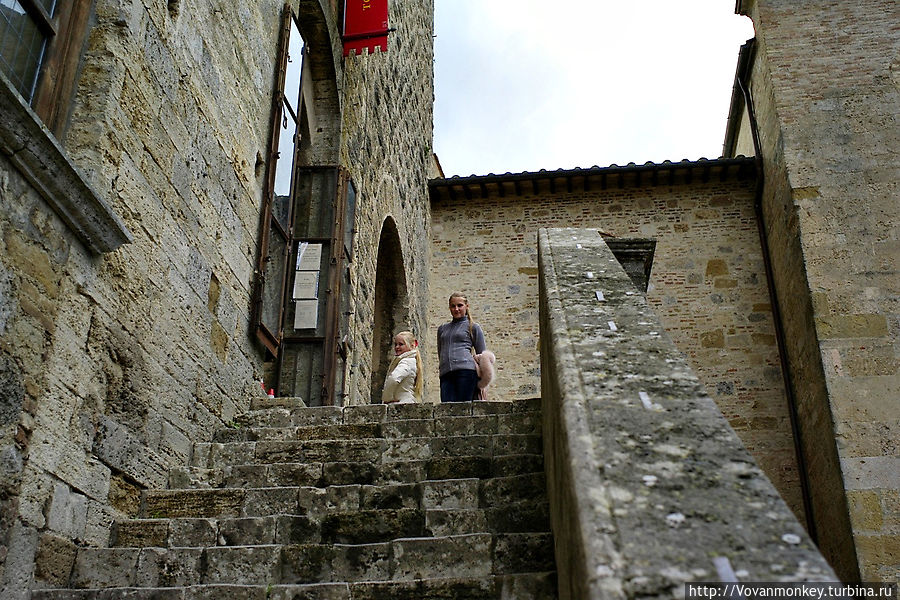 Ступени в музей и башню Torre Grossa Сан-Джиминьяно, Италия