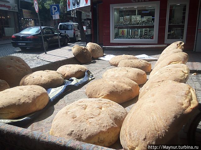 Пышный турецкий хлеб. Продается прямо с воза. Афьонкарахисар, Турция