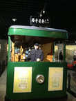 Старинный трамвай в Музее истории Шанхая, расположенном внутри башни Восточная Жемчужина.