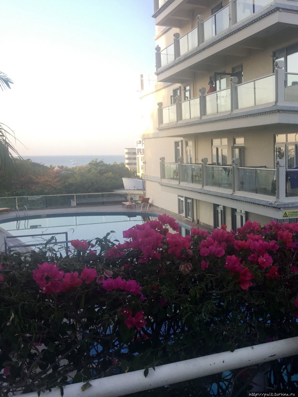 Небесный бассейн Линды около главного корпуса. Интересно, жить в номерах на уровне бассейна — это плюс или минус? Санья, Китай