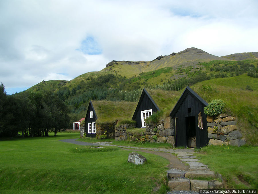 Дерновые дома в музее в деревне Скогар Исландия