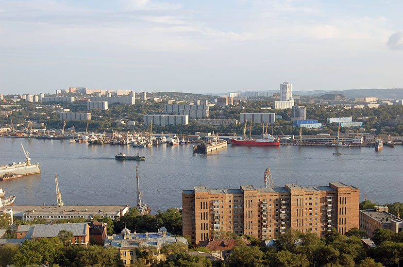 Фото Владивостока вид на город и залив и окна дома. Ковид владивосток