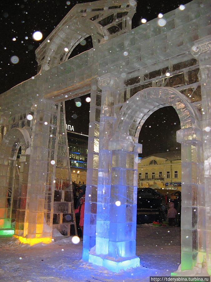 Такие ледяные ворота встречали посетителей в 2010 году Екатеринбург, Россия