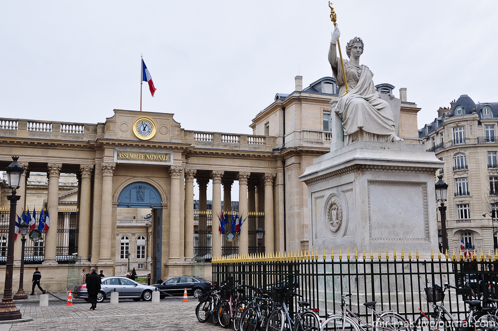 Входная арка Нацианальной Ассамблеи (Нацианального собрания) – где заседает нижняя палата парламента Франции