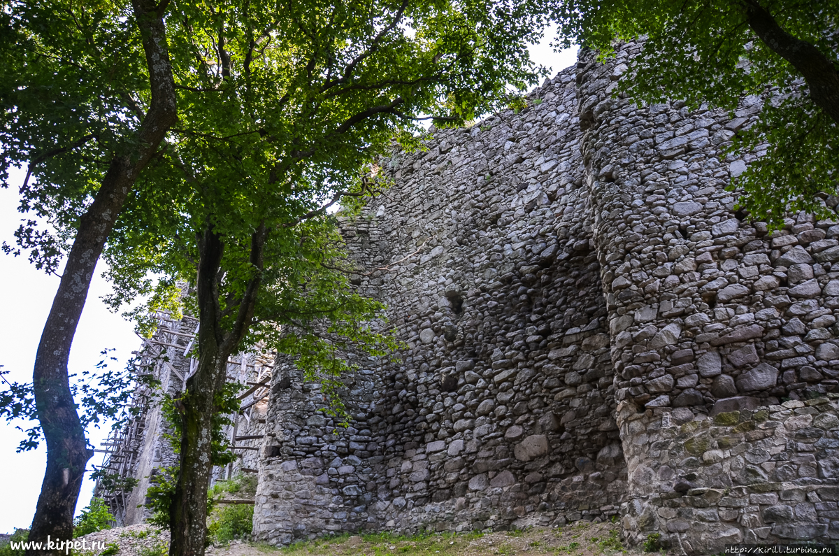 Словацкий замок, из которого видна женская грудь в Венгрии