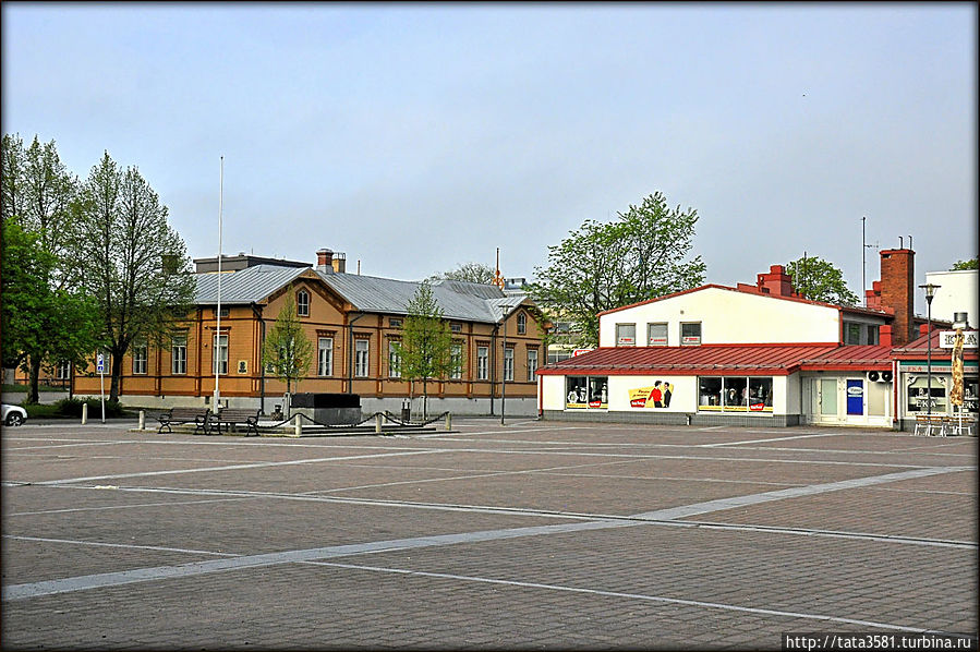 Центр  финского города —  рыночная площадь. Уусикаупунки, Финляндия