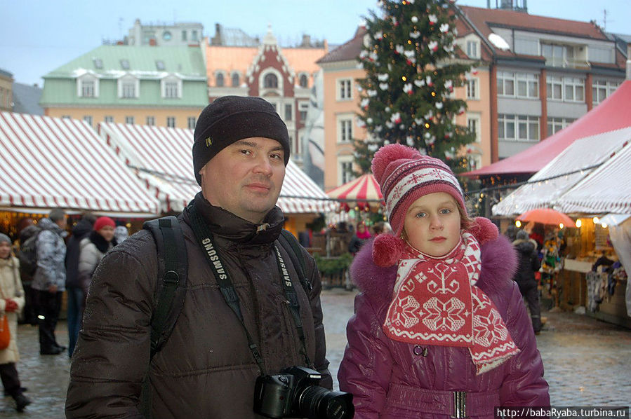 Домская площадь и Рождественская Ярмарка с непременной ёлкой посередине Рига, Латвия