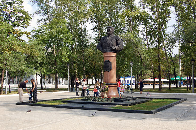 Памятник маршалу Малиновскому, командовавшему, в числе прочего, Забайкальским фронтом в войне против Японии Хабаровск, Россия