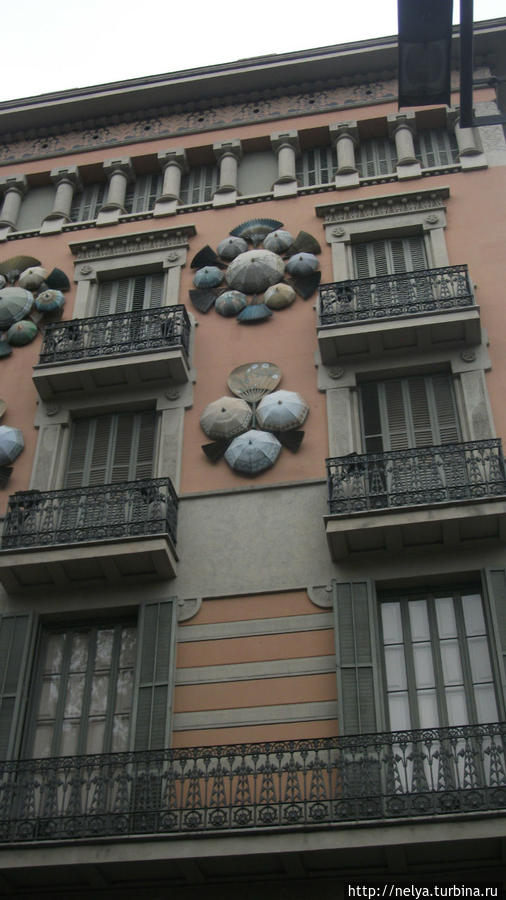 Дом Бруно Квадрас -бывший магазин зонтов.
Дом получил известность своей причудливой архитектурой после реконструкции в 80-х годах