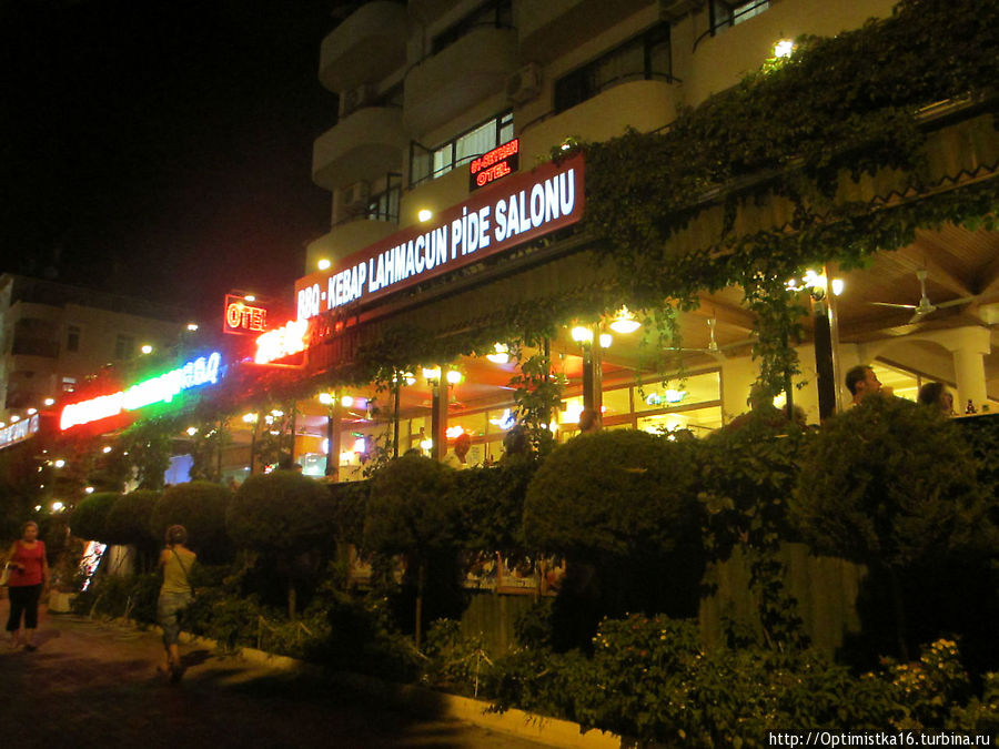 Ещё один ресторан на бульваре Ататюрка Дидим, Турция