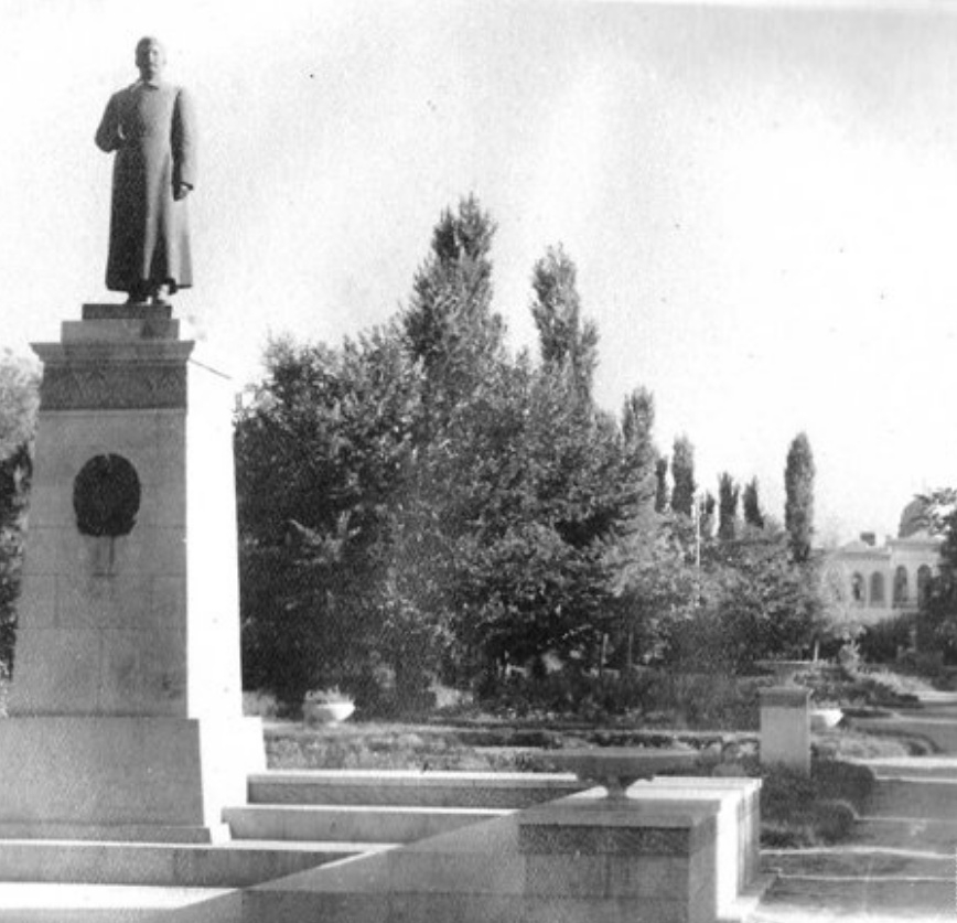 Так выглядел памятник Сталину на месте нынешних К.Маркса и Ф.Энгельса. Из интернета Бишкек, Киргизия
