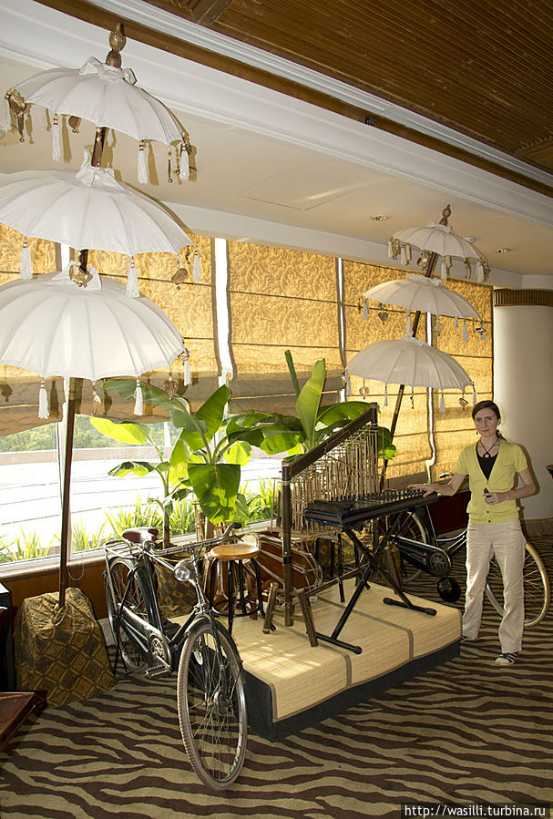 Выставка предметов национального быта. Отель Hyatt Regency 5*.