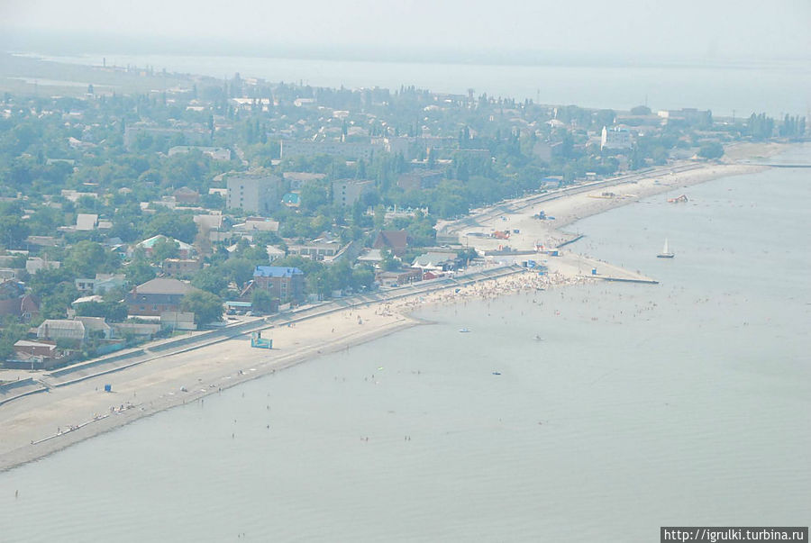 Вид набережной с самолета Приморско-Ахтарск, Россия