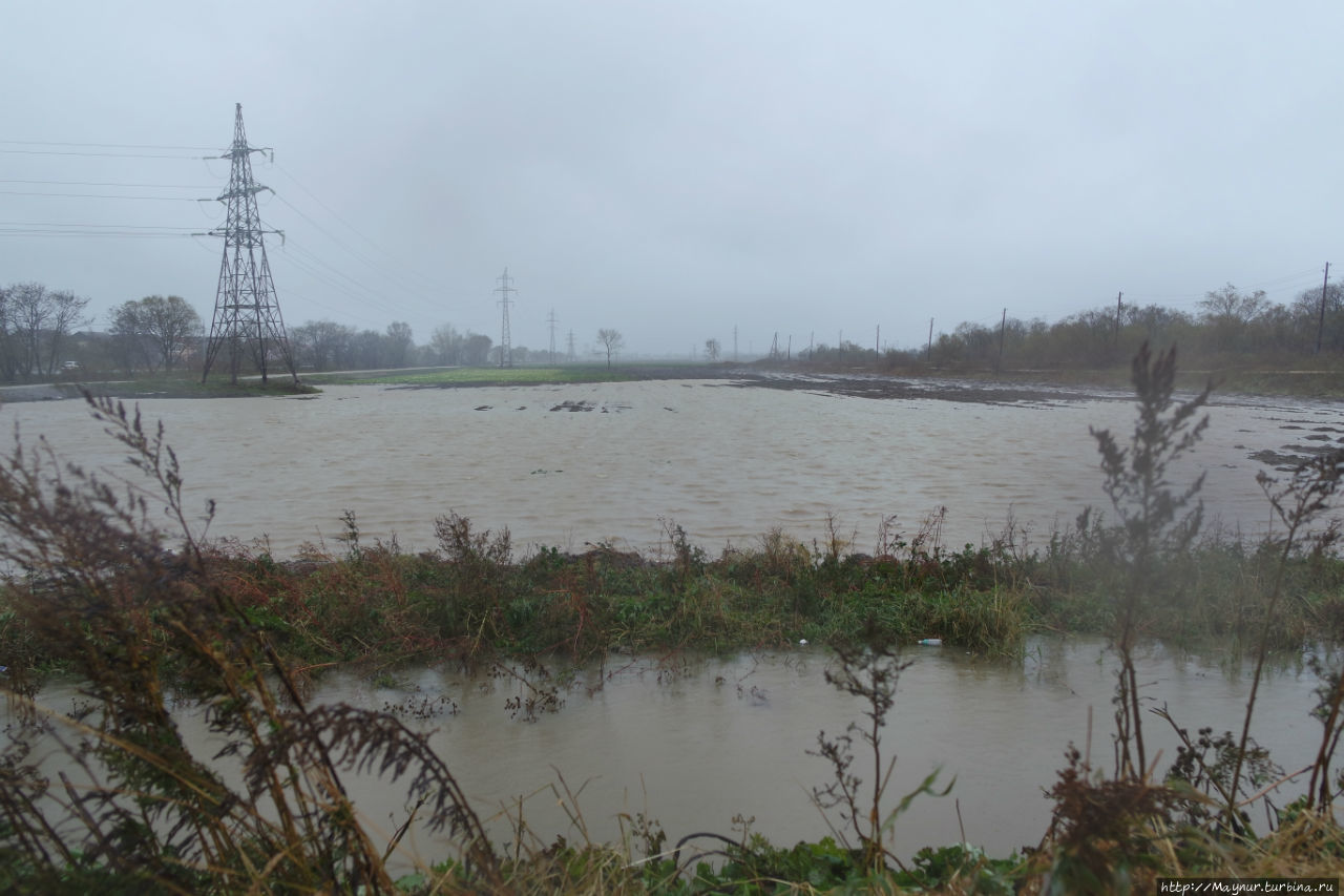 Затопленное поле. Южно-Сахалинск, Россия