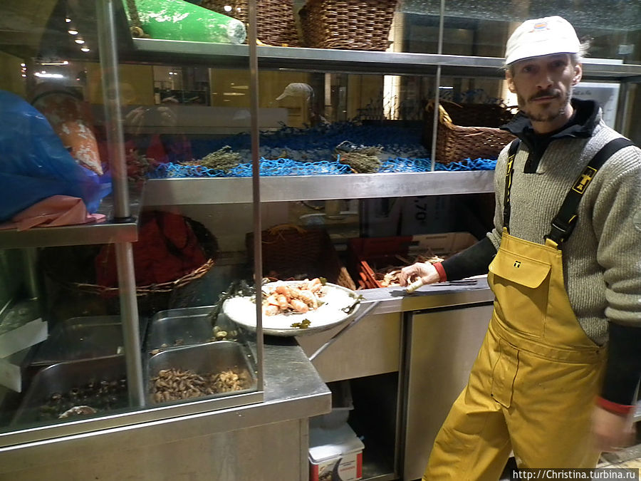 Вскрыватель устриц в Ля Рошели. 
Любите ли вы устрицы так, как люблю их я?