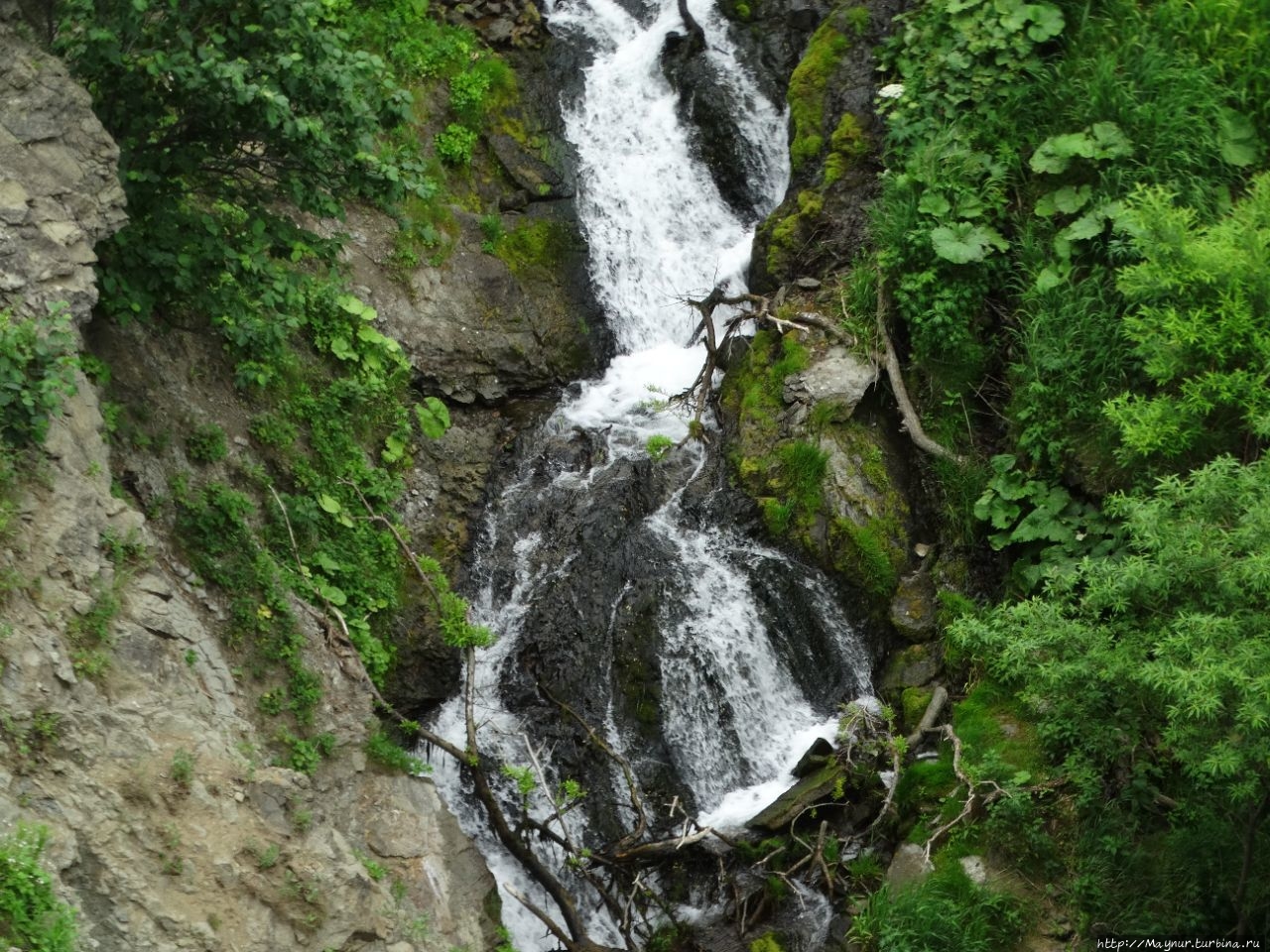 Самый  низ  водопада, где он превращается снова  в  речку. Невельск, Россия