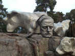 Рядом изображен и сам композитор Сибелиус – в облике огромной бронзовой головы.