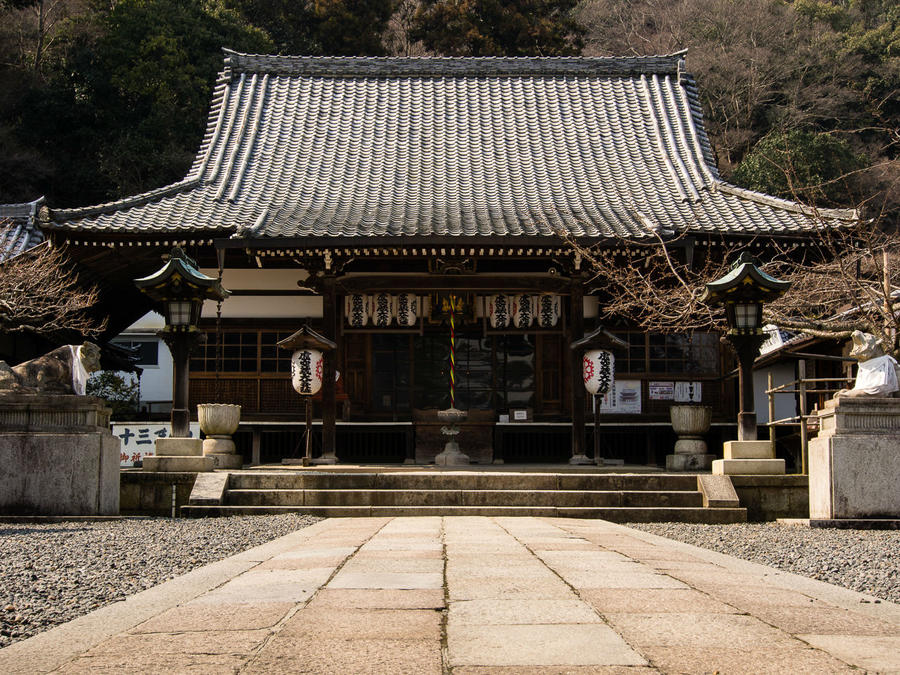 В этом известном храме я впервые — раньше просто любовался на его пагоду с другого берега реки, а на саму территорию ни разу не заходил. Киото, Япония