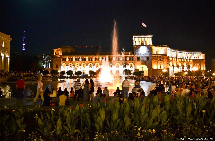 Со всех сторон окруженная министерствами и отелями, притягивает к себе жителей и гостей столицы, на вечернее шоу фонтанов. Ереван, Армения