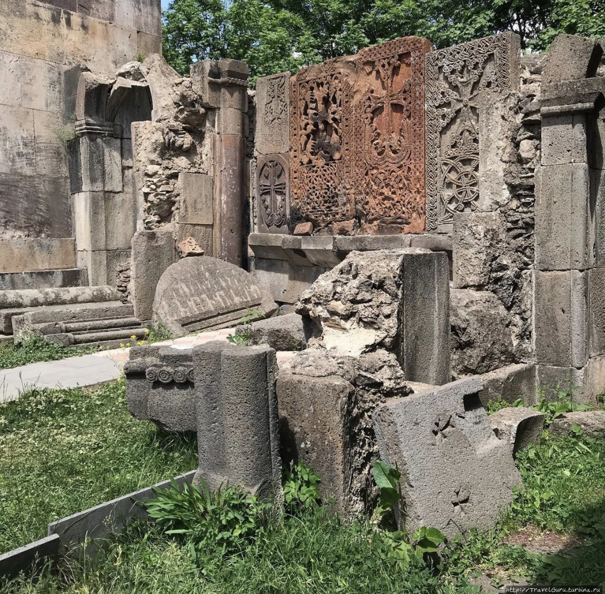 Старинное кладбище в Цахкадзоре в монастырском ансамбле Кечарис.